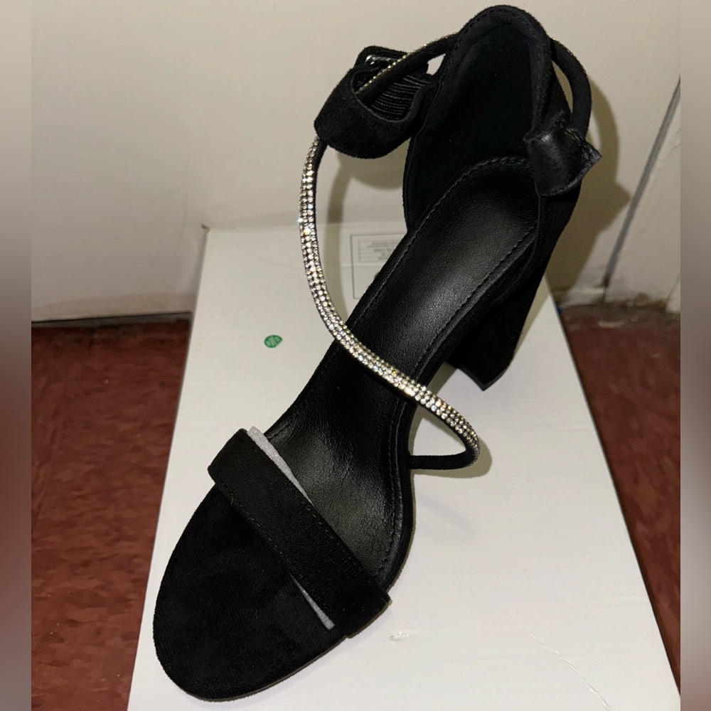 Brand new black size 8 chunky heel